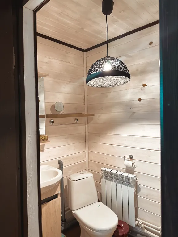 Двухэтажный дом на берегу реки Волга