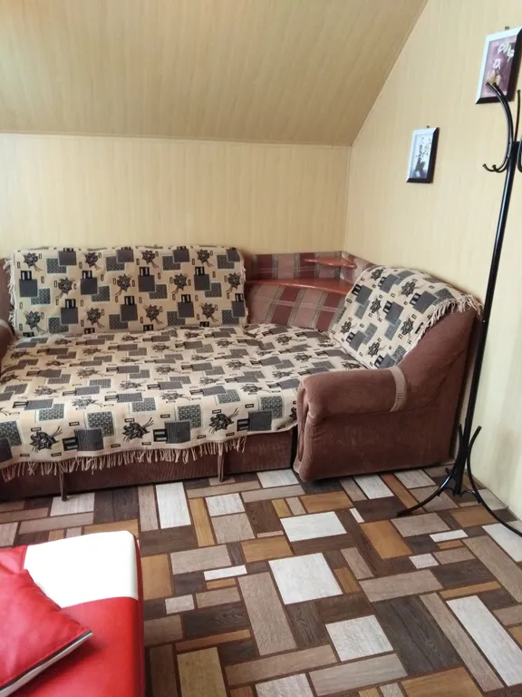 Дом, баня, чан на берегу реки Белой