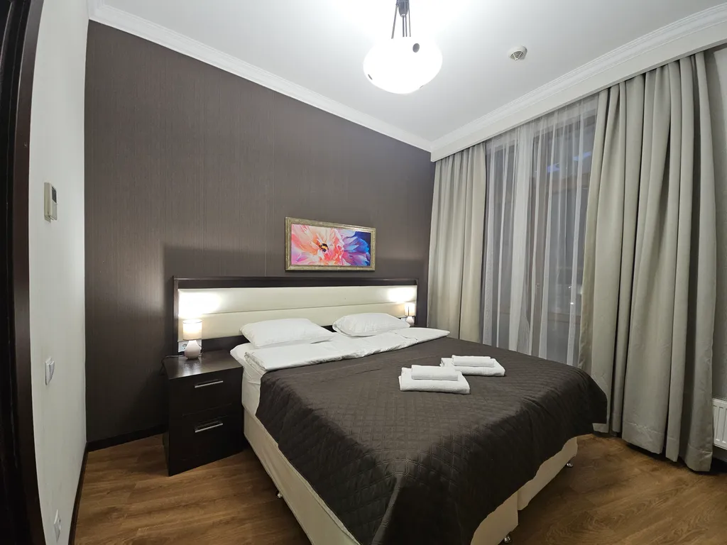 Апартаменты комфорт+ с 2 спальнями, балконом и с видом на горы и ярмарку