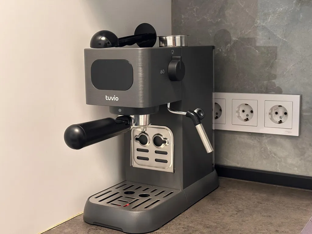 Дизайнерская квартира Облако с качелью на балконе и с видом на сосны