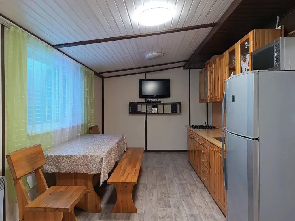 Уютный домик у реки