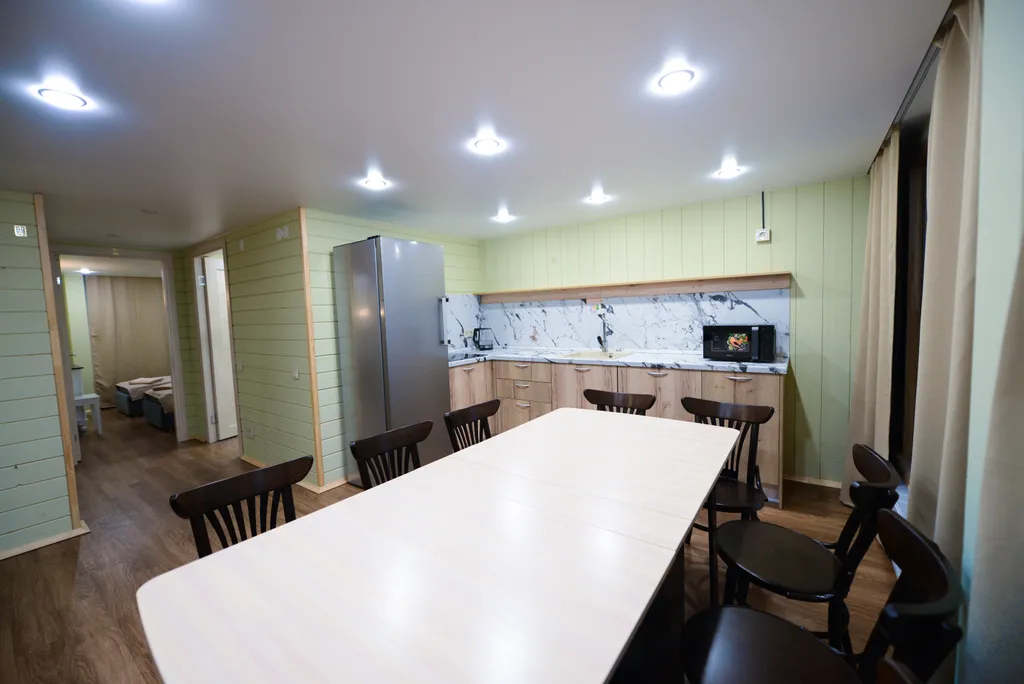 Большой коттедж на берегу из двух частей