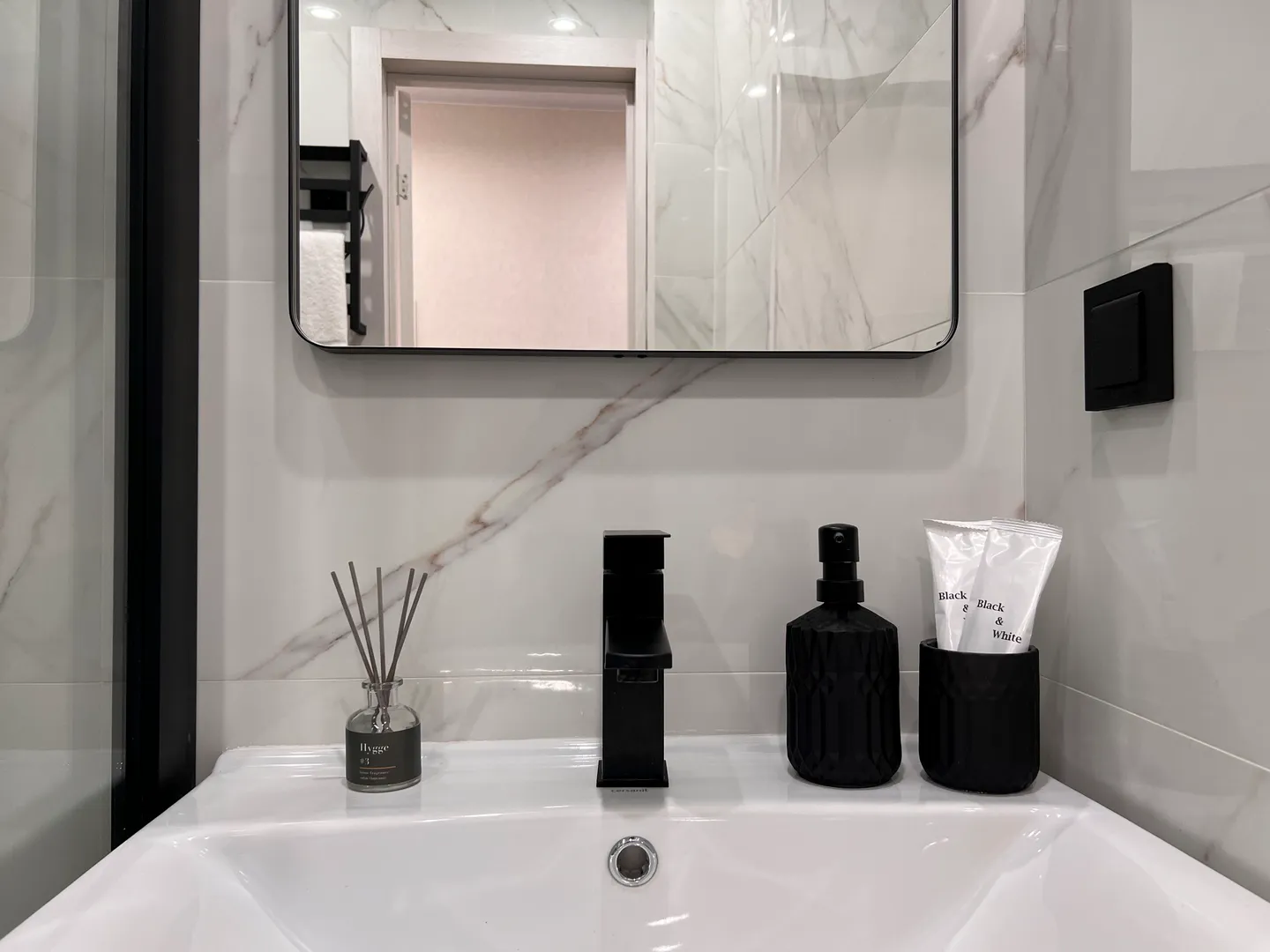 В ванной комнате для вас есть фен, а так же подготовлены косметические и гигиеническое принадлежности