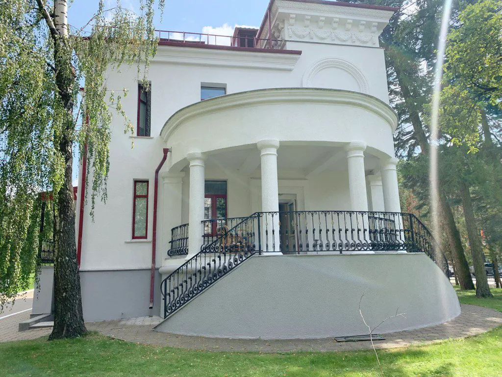 Двухэтажный коттедж в центре