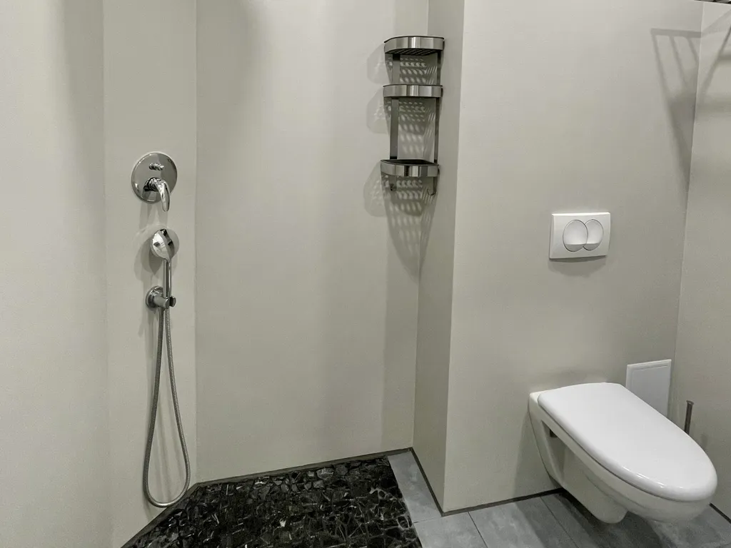 Домик в диком лесу на берегу реки