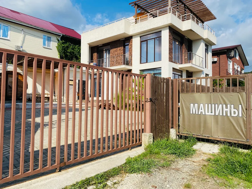 Трехэтажный коттедж с баней и бассейном