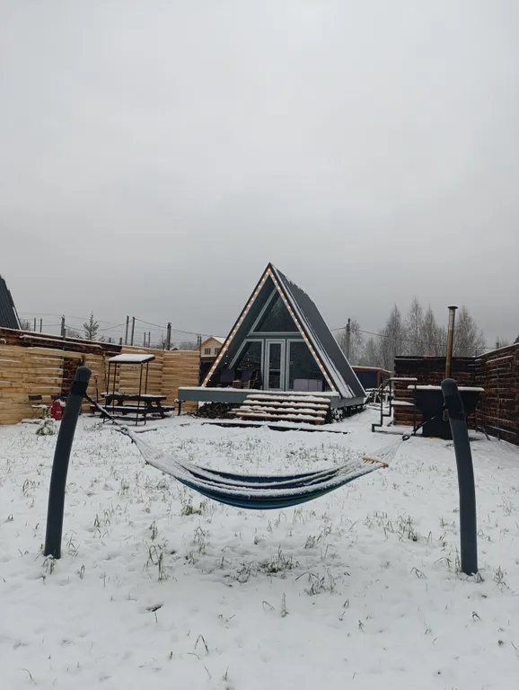 A-frame дом с видом на лес