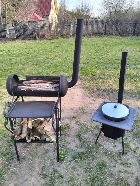 Уютный домик рядом с озером в природном тихом месте