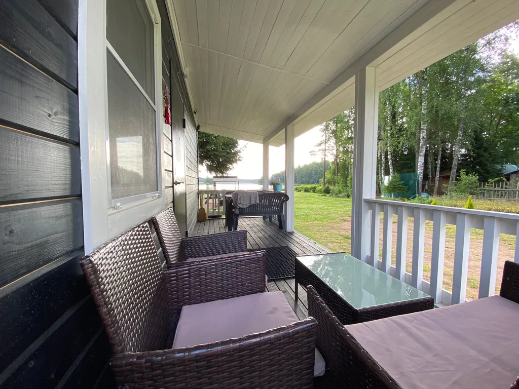 Милый домик у озера с баней