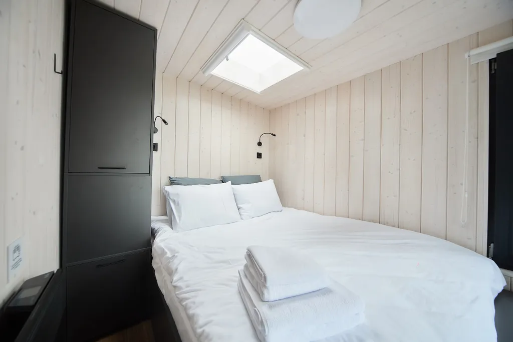 Семейный дом с мансардным окном и видом на озеро