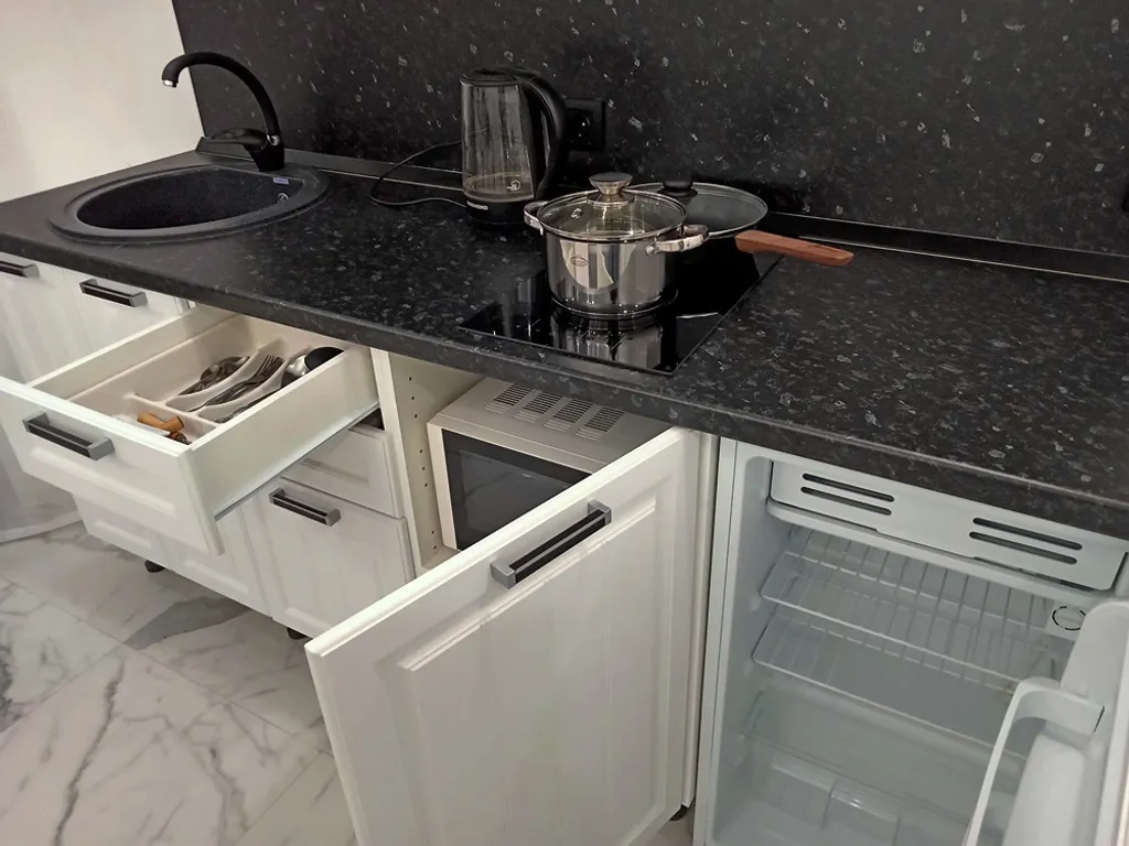 Новая светлая квартира в черно-белом стиле