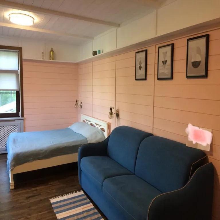 Красивый домик в лесу у реки