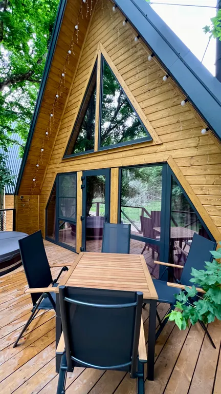 Дом с видом на лес рядом с горной рекой