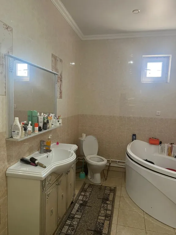 Уютный дом на берегу реки