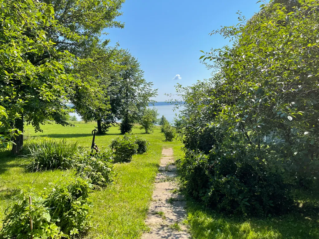 Дом с баней на берегу реки Волга с большой территорией