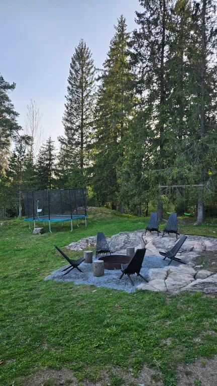 Дом на скале в окружении леса