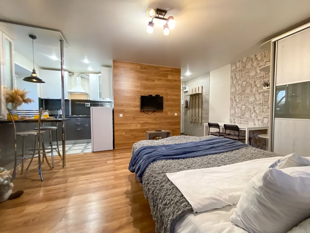 Студия с ёлочкой и балконом в центре города