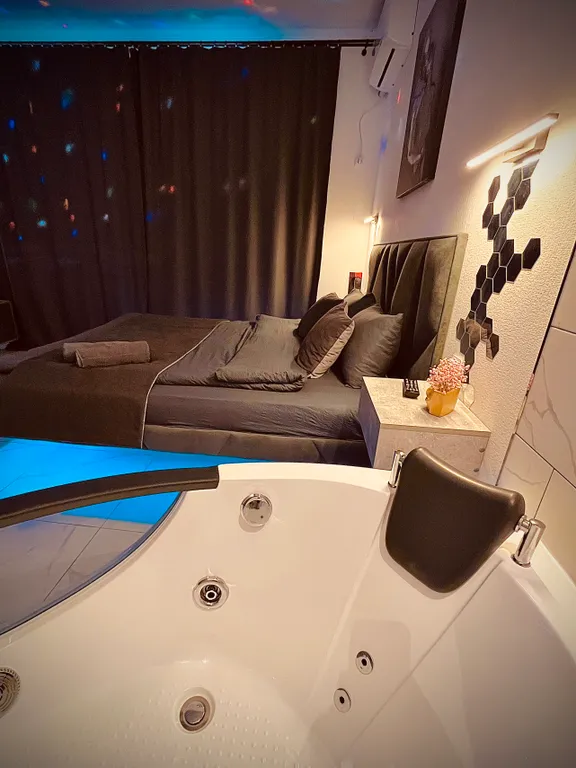 Квартира Стильная и уютная квартира с джакузи для влюбленных SweetRoom — Санкт-Петербург