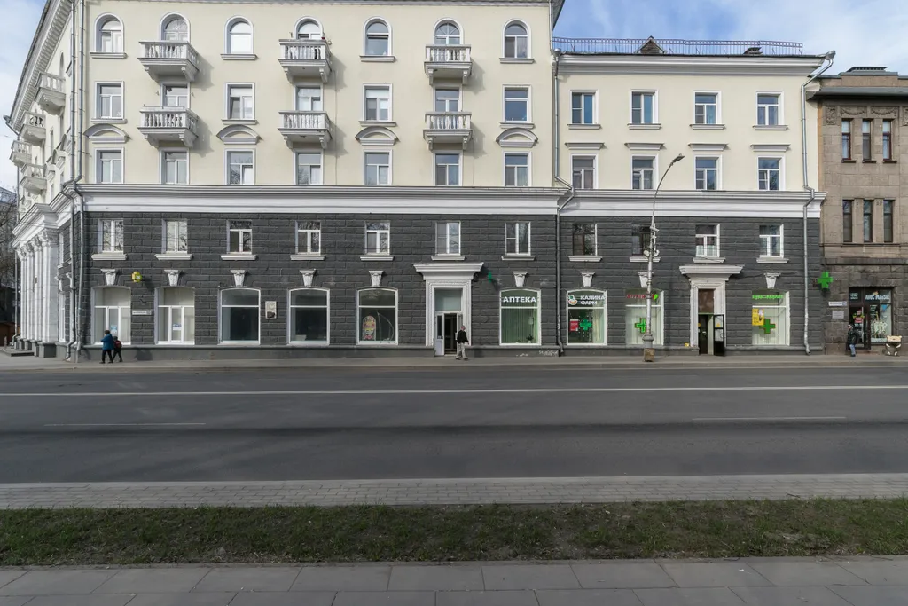 Дизайнерская квартира с видом на парк и церковь