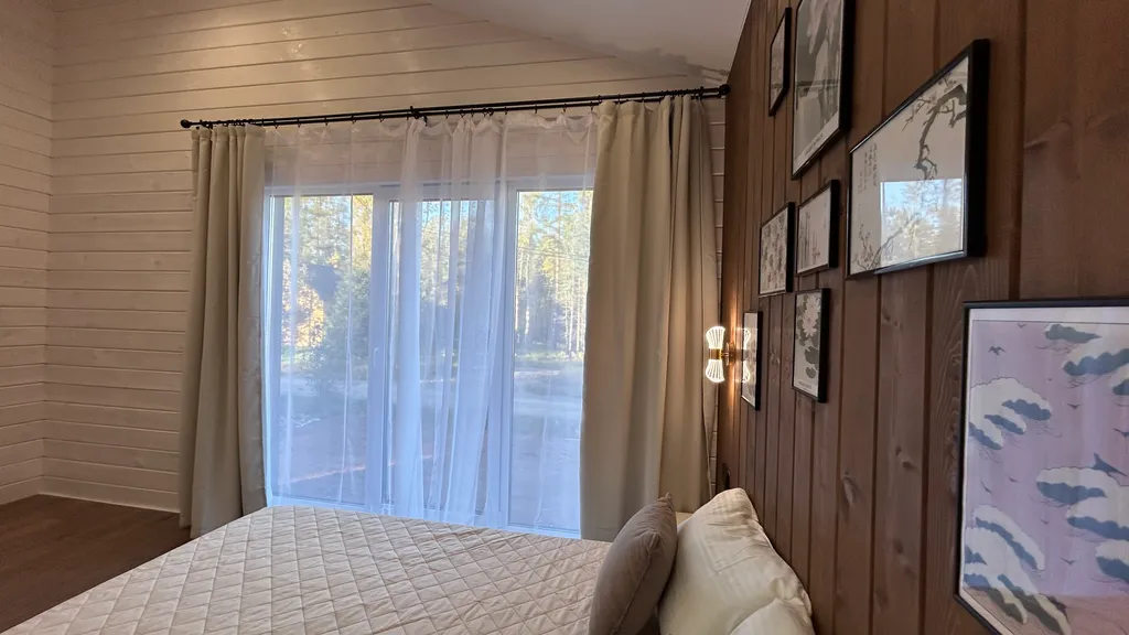 Загородный дом с большой террасой, кострищем и лесом