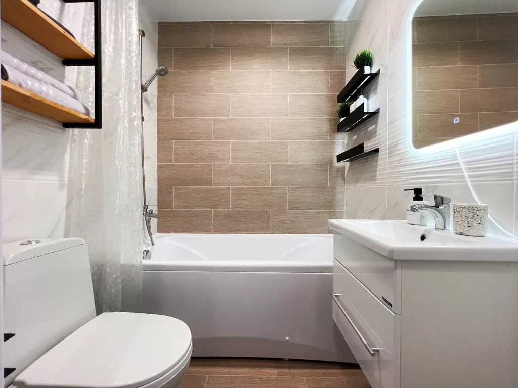 Стильная квартира-студия в яркой цветовой гамме с видом на бассейн