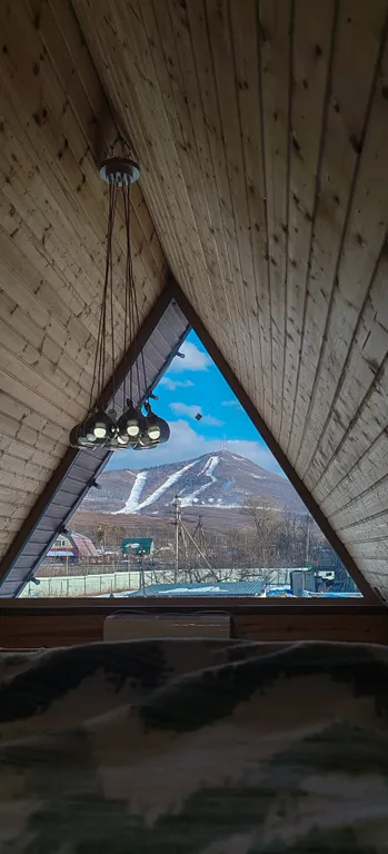 Дом A-frame у подножья горы