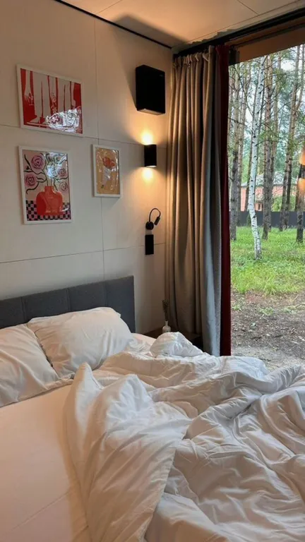 Стильный уютный дoм c бaней в cocновoм лecу