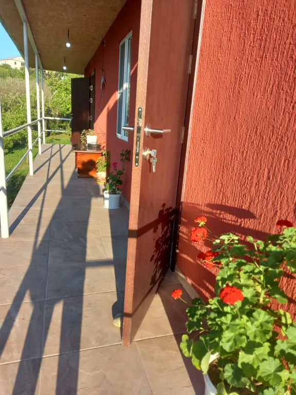 Номер со всеми удобствами в коттеджном домике