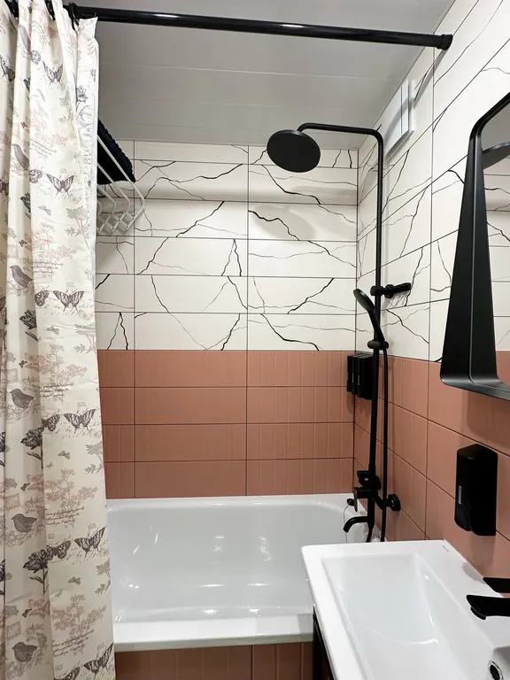 Красивая трех-комнатная квартира с дизайнерским ремонтом