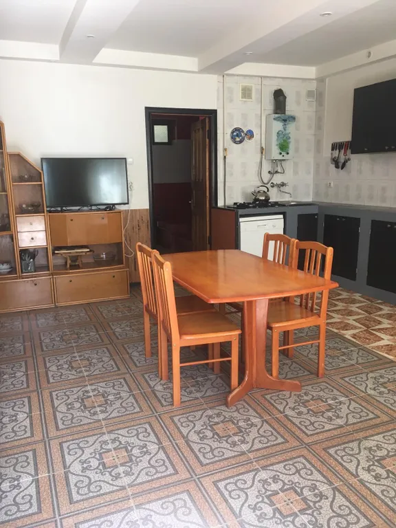 Двухэтажный дом с верандой, огороженной парковкой и сауной