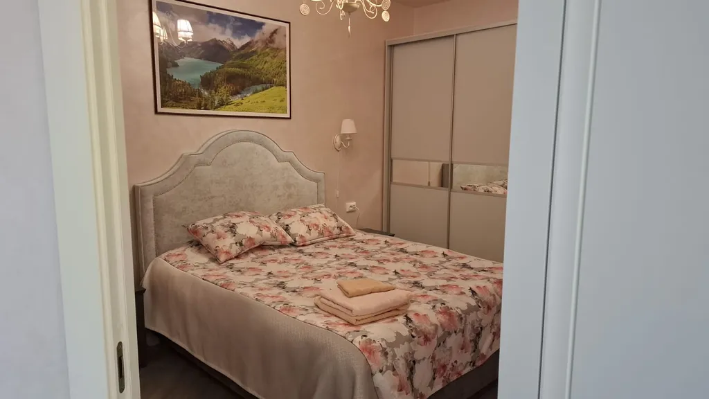 Уютный апартамент в центре с балконом и видом на горы лес