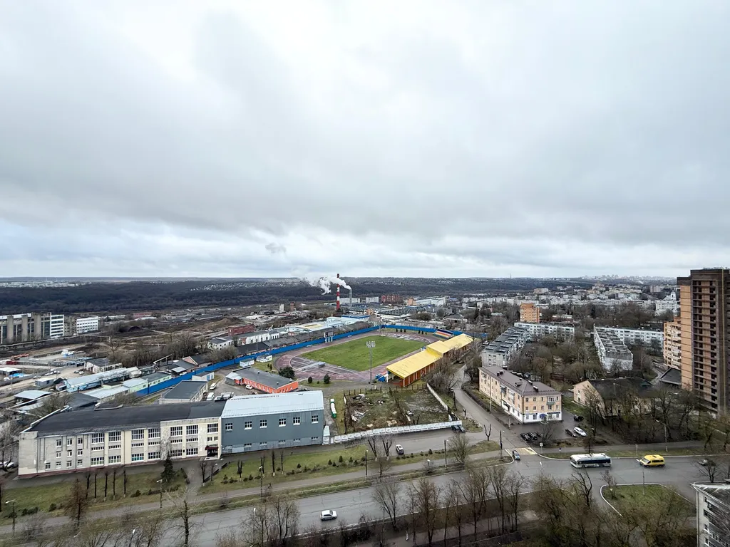Квартира с большой кухней-гостиной, камином и панорамным видом