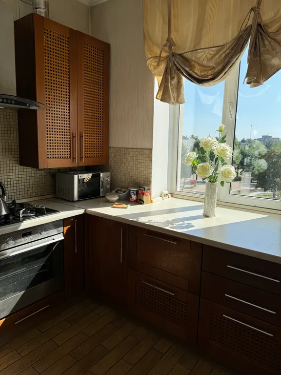 Большая 3-комнатная квартира в самом центре на площади