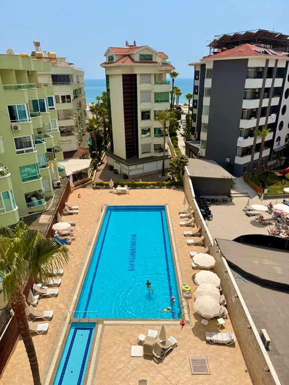 Двухуровневые апартаменты с видом на море и горы