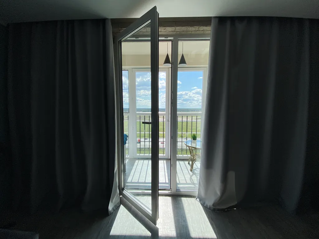 Crystal View — студия с панорамными окнами и закатом за стеклом