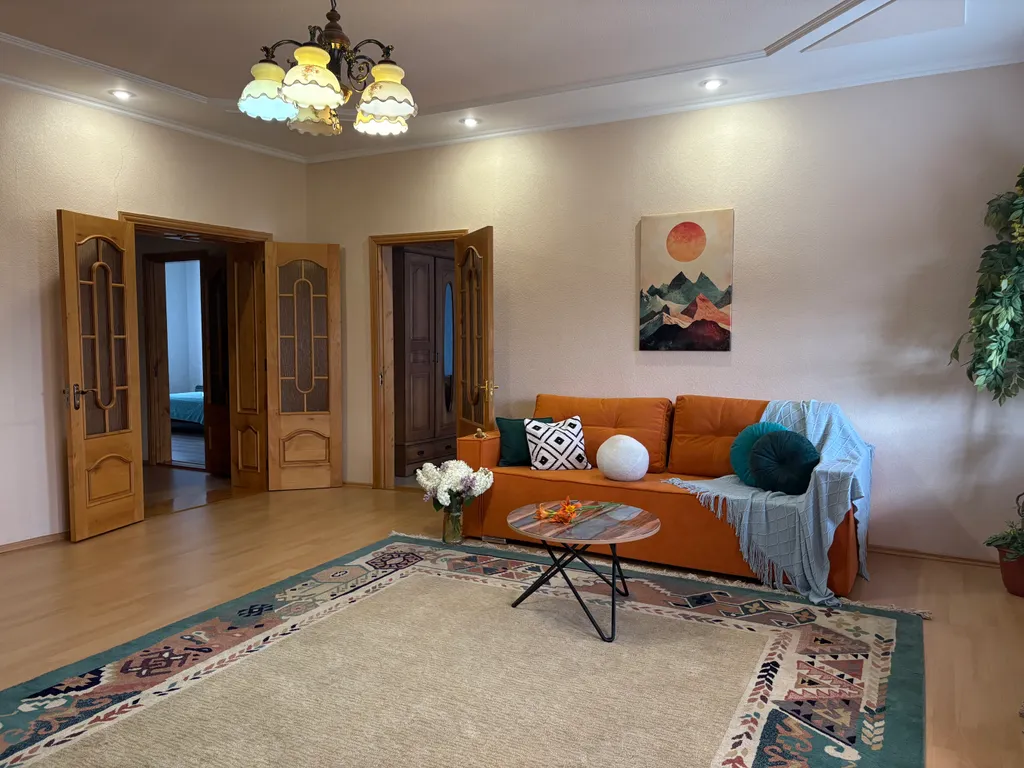 Двухэтажный дом из 5 комнат, с уютным двориком и мангалом