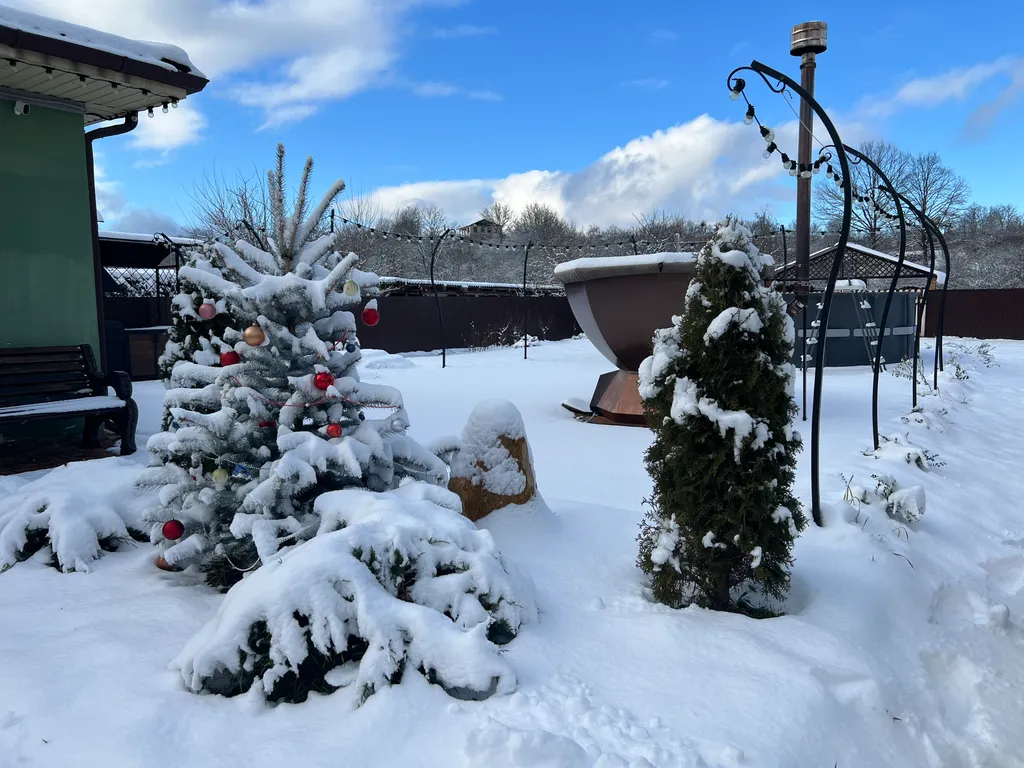 Душевный домик на берегу реки