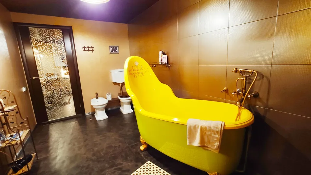 Квартира Коко Шанель с жёлтой ванной на львиных ножках — аренда посуточно в Тольятти