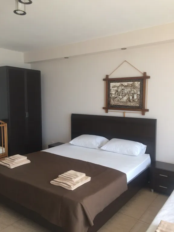 Эллинг на берегу моря