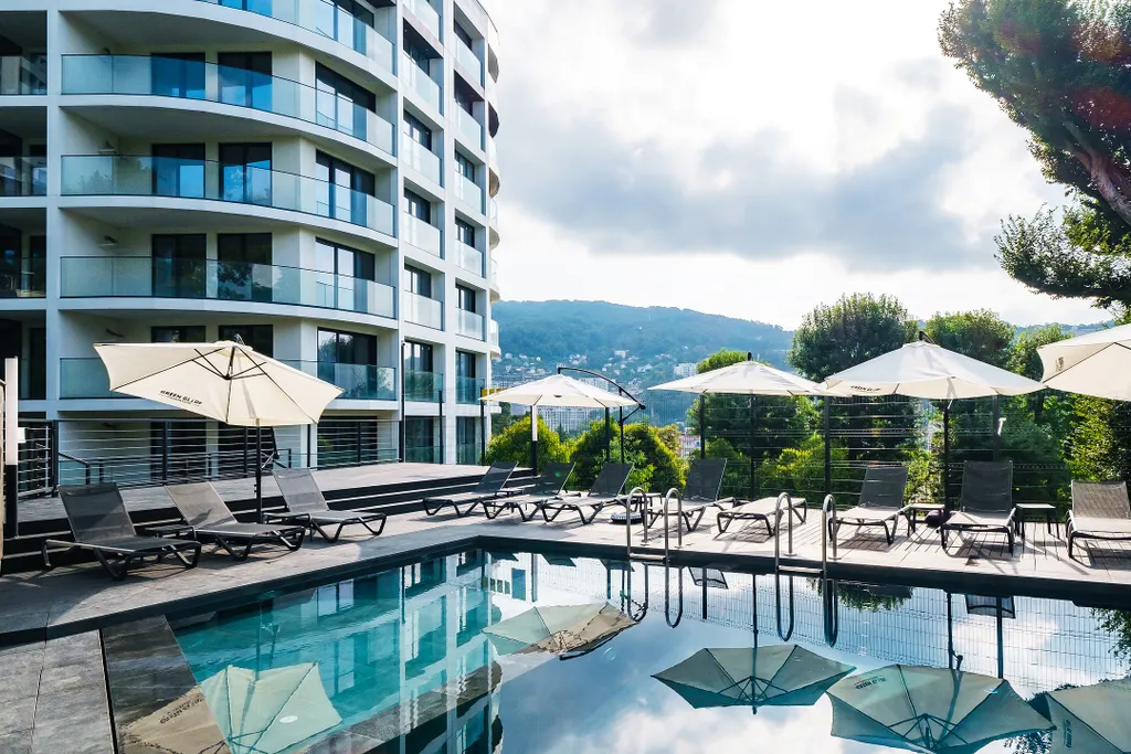 Студия в 8-и минутах ходьбы от моря с бассейном