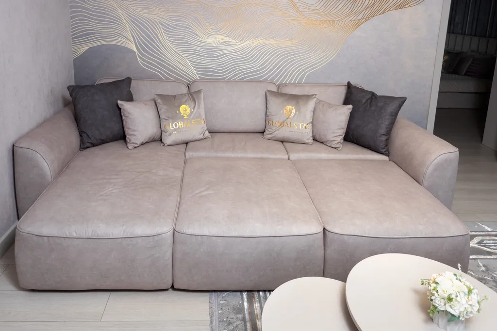 Дизайнерская трёххкомнатная квартира с панорамным видом Смоленска