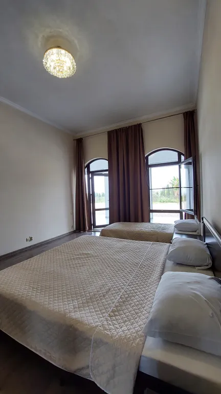 Просторный дом с большим двором в центре