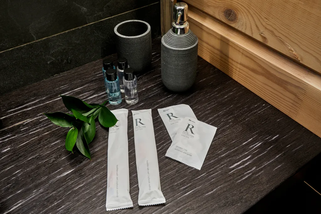 Стандартный номер с кроватью размера king-size и видом на озеро