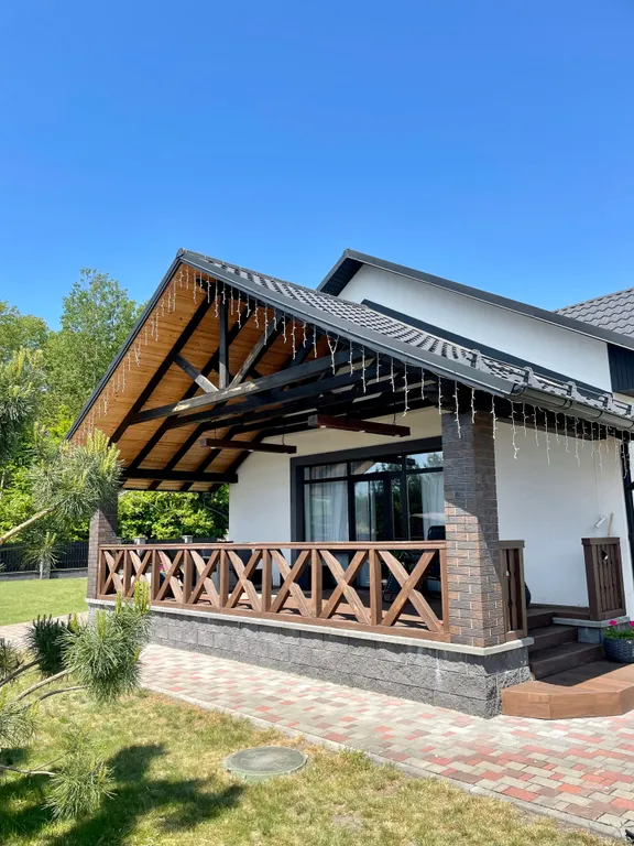 Коттедж для отдыха вблизи леса, с отдельной территорией и баней