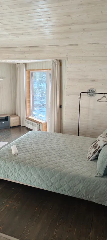 Современные студии на берегу реки