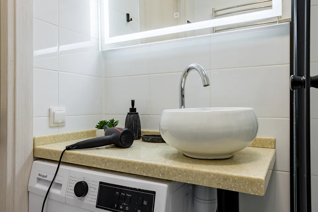 Стильная студия с балконом у метро