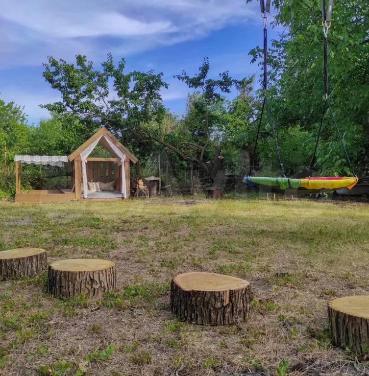 Уютный дом с беседкой у реки в тихом месте