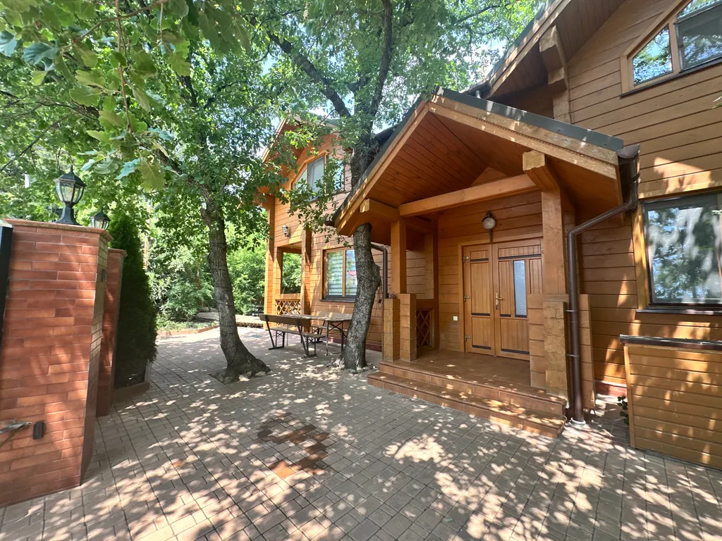 Деревянный дом с приватной территорией