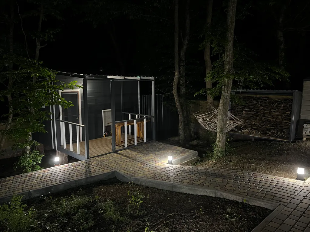 Домик в лесу с верандой и видом на море