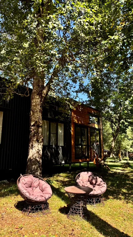 Шале с террасой на берегу реки